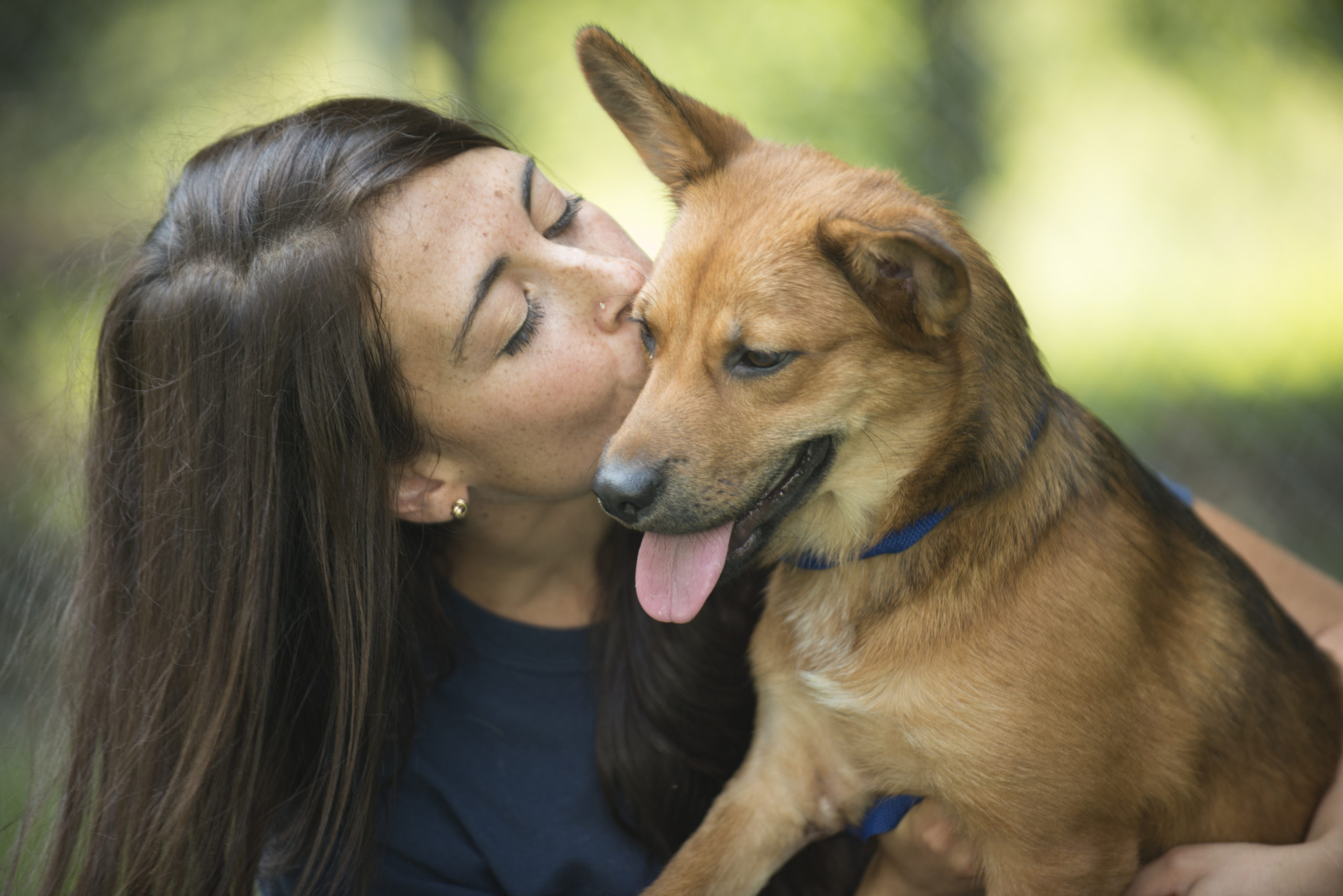 Mujer y perro interactuando